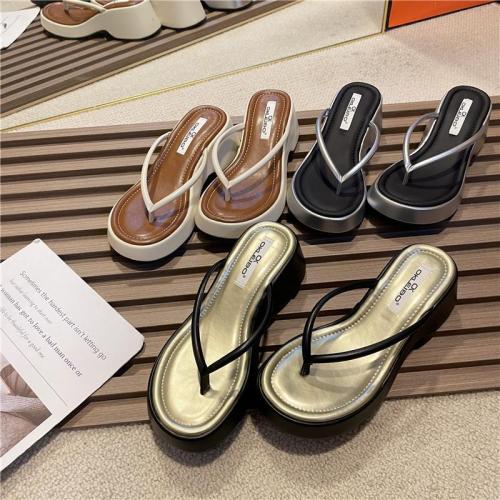 Sponge cake thick-bottomed flip-flops outside wear 2023 summer new small heightened sandals beach sandals