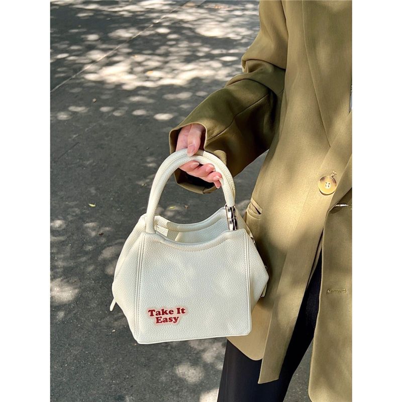 Zhao Lusi's same bag women's 2022 new summer outing small bag high-end commuter women's bag one-shoulder Messenger bag