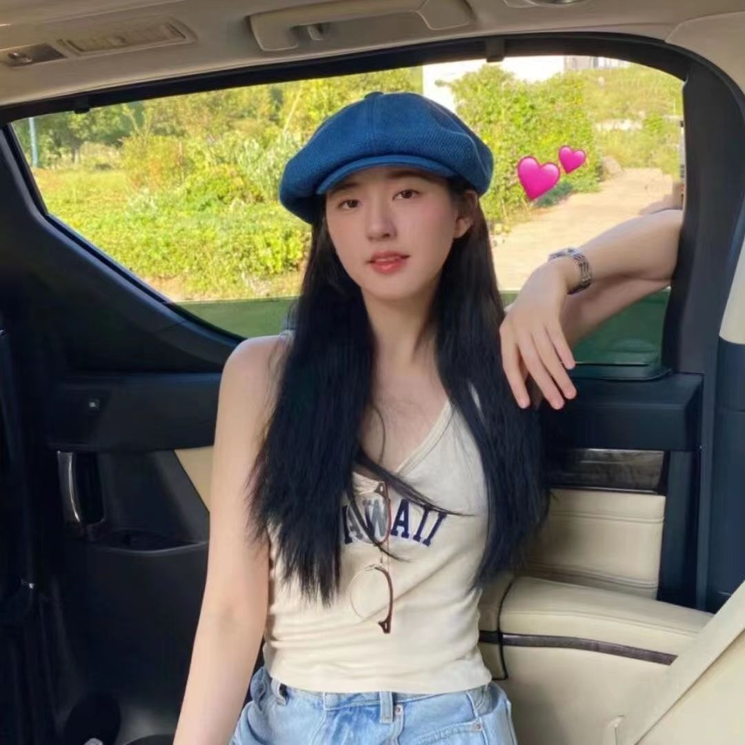 Brandy Melville Zhao Lusi with the same bm sling top HAWAII embroidered navel vest bottoming T-shirt