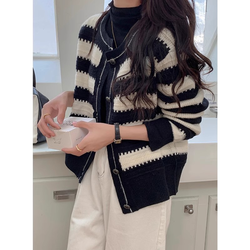 Soft glutinous small fragrance sweater jacket women 2023 new design sense niche black and white striped knitted cardigan short autumn