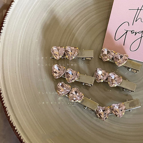 Girls' hearts are bursting with pink rhinestones, sparkling zircon and diamond love hairpins with side bangs and broken hairpins and duckbill clips.