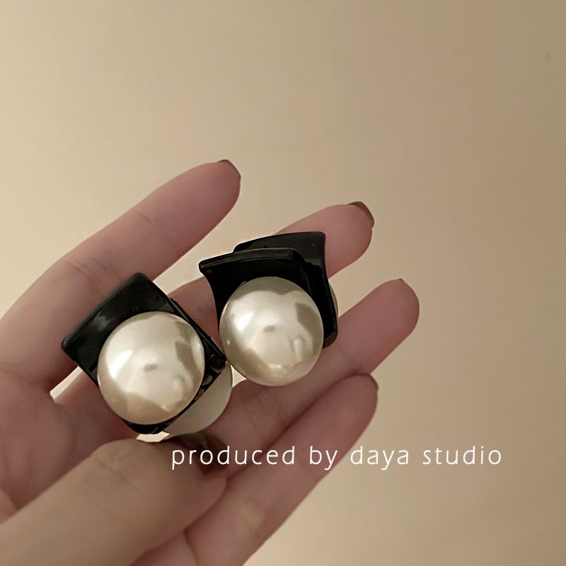 High-end French retro pearl small clip, small fragrant style, light luxury niche design, temperament bangs clip shark clip