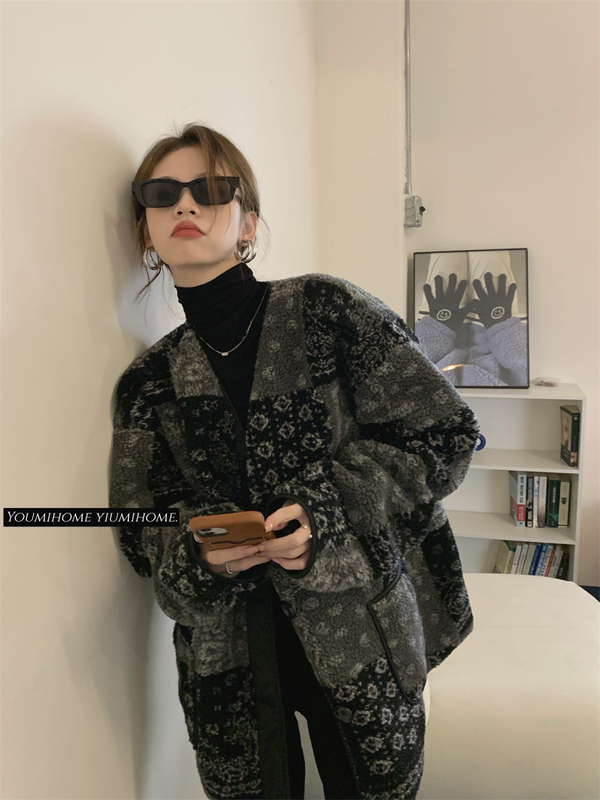 Korean niche totem jacquard loose round neck warm and thickened lamb wool jacket