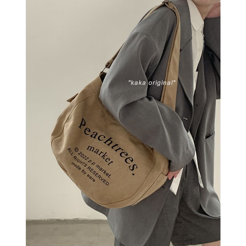 2022 New Khaki Korean Canvas Bag Female Student Letter Retro Messenger Bag Versatile Large Capacity Shoulder Bag