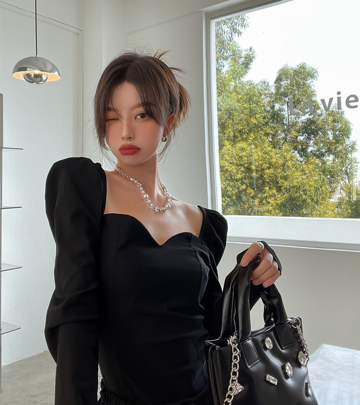 Real shot of French retro puff sleeve top for women slimming long sleeve sexy temperament square neck T-shirt niche