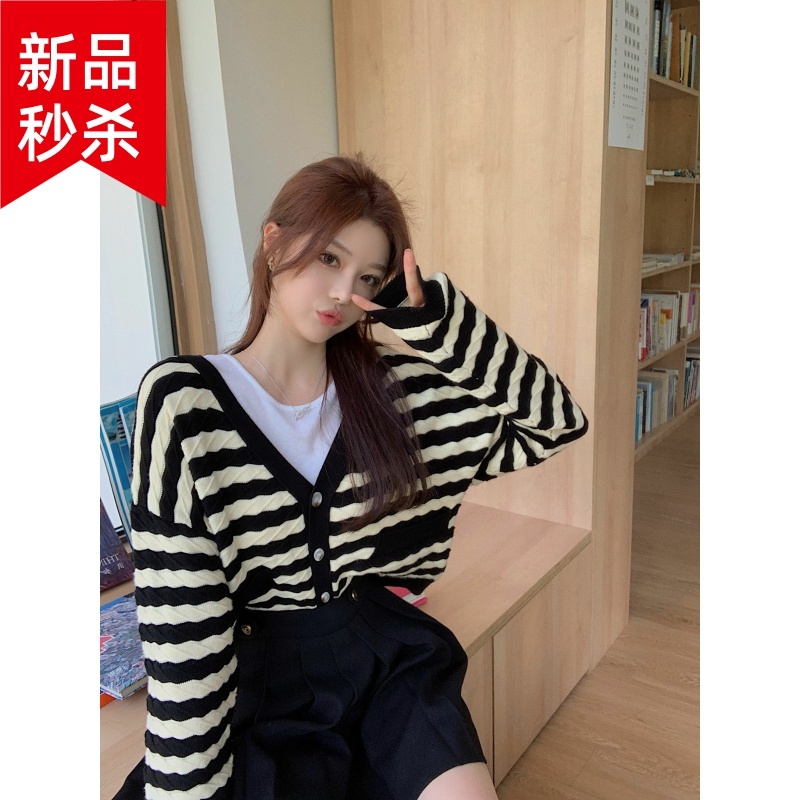 8/26雪梨粉絲節1500黑白布魯斯穿不膩的黑米條紋針織開衫