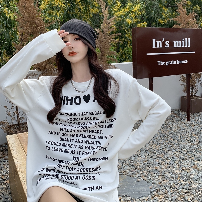 Actual shot of letter printed two-wear loose velvet mid-length T-shirt worn as a brushed white bottoming top