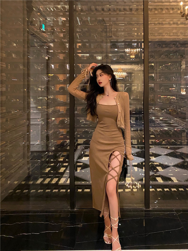 Real shot of autumn sexy suspender dress mid-length slim bottoming slit skirt + knitted sun protection cardigan