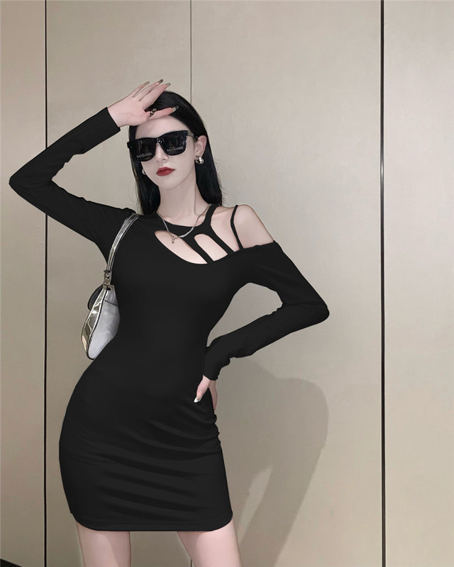 Real shot of a sexy hot girl wearing a long-sleeved butt-covering dress with holes and hollow design, a short bottoming skirt