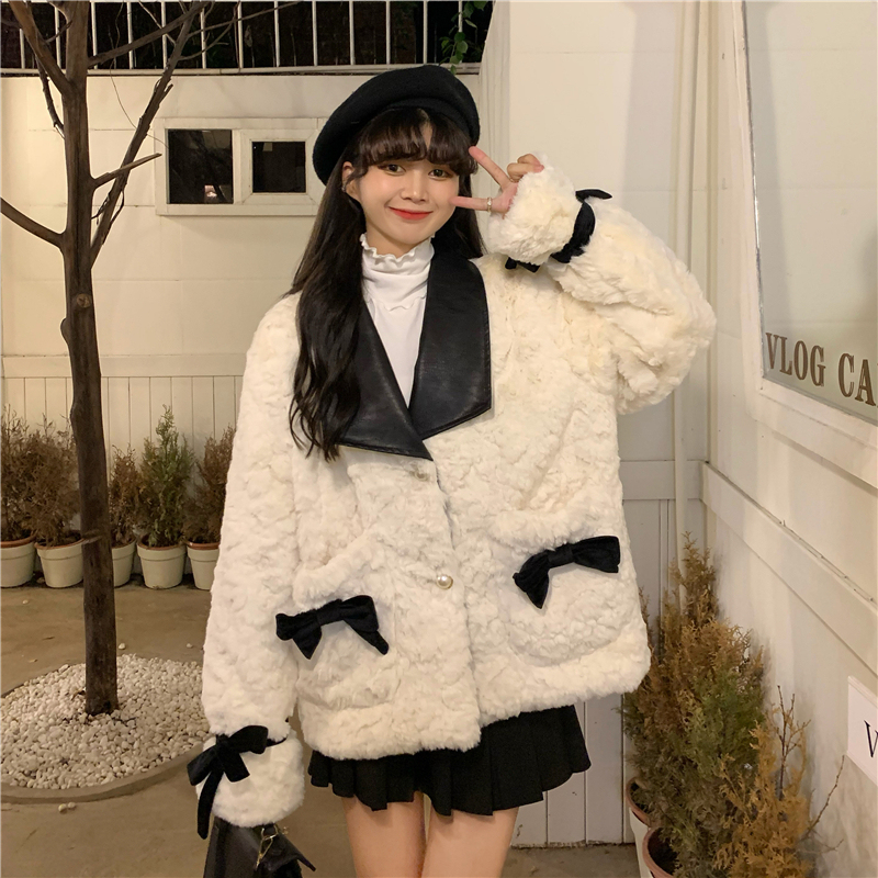 Actual shot of 2023 autumn and winter contrasting color lamb wool coat for women with small fragrant lapel and short bow tie