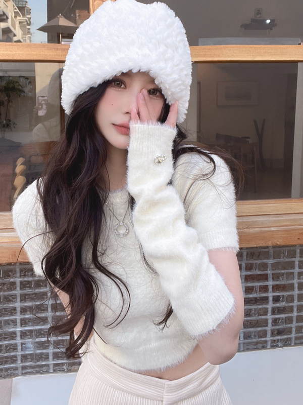 實拍   純欲小心機袖口愛心鑽扣仿貂絨短款套頭毛衣