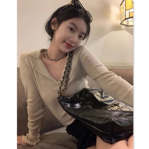 Early autumn gray v-neck knitted bottoming shirt for women, long-sleeved autumn coat, T-shirt worn outside, slim short top inside, spring and autumn