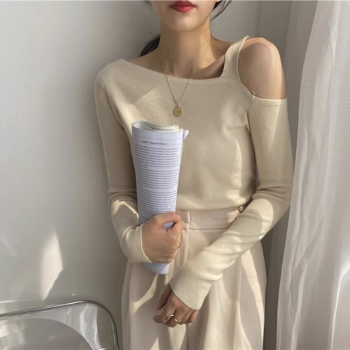 A large number of Tmall quality design niche autumn and winter clavicle long-sleeved inner knitted bottoming shirt tops for women