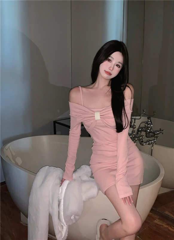 Real shot of a hollow V-neck tight hip-hugging bottoming dress, a real two-piece set