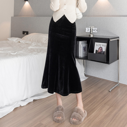 High-grade gold velvet fishtail skirt with soft bottom and skin-friendly fabric, half-length hip-hugging fishtail long skirt, elastic waist, autumn and winter mid-length skirt