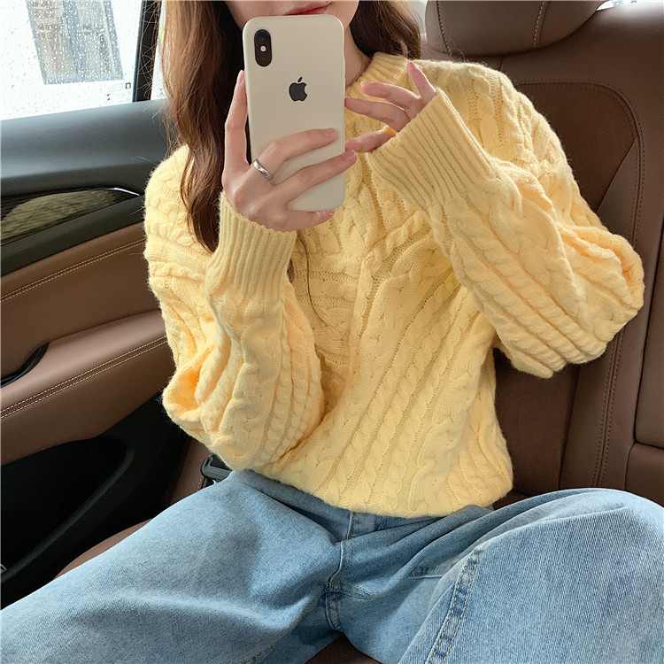 Actual shot of the Korean version of autumn and winter 2023 new Internet celebrities wearing the same style, lazy style pullover twist sweater is in fashion