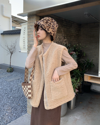 Actual shot of retro French lamb wool thickened warm outer loose sleeveless vest jacket