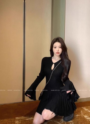 Black v-neck hollow long-sleeved knitted dress for women, autumn temperament, waist-cinching little black skirt, a-line pleated skirt, short skirt