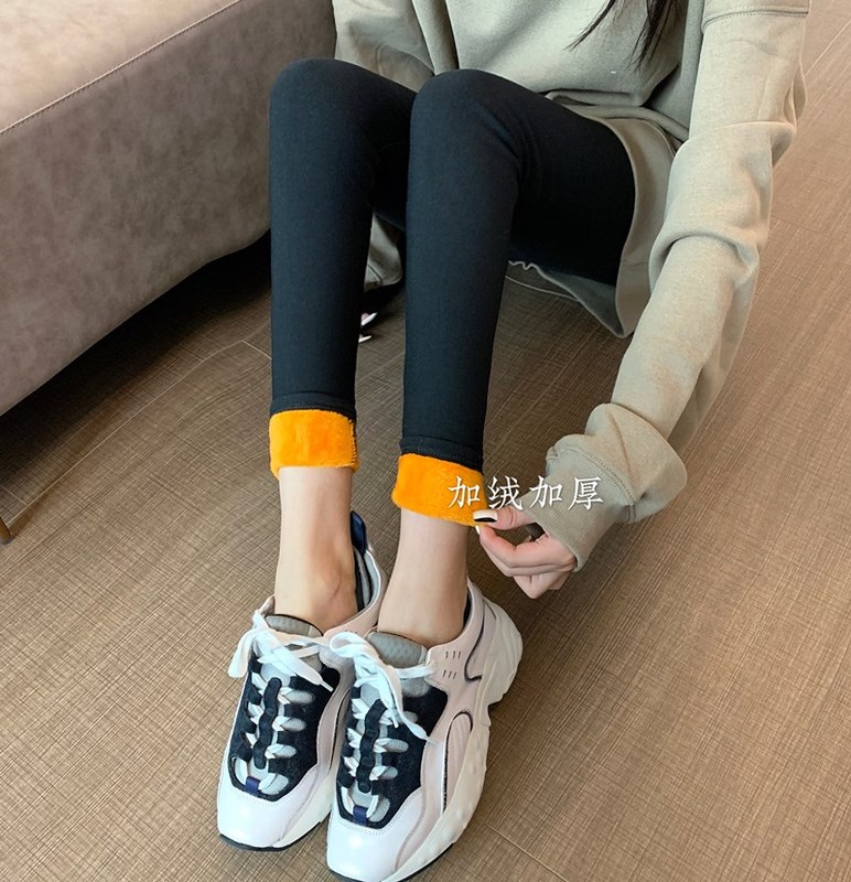 Real shot of a girl with comic legs!  New slimming and taller versatile slim-fitting black plush velvet pencil pants