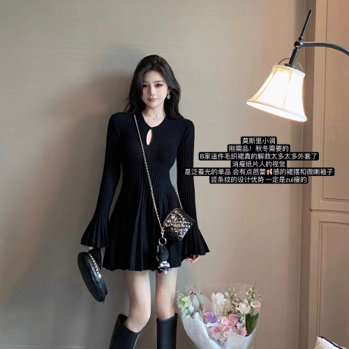 Black v-neck hollow long-sleeved knitted dress for women, autumn temperament, waist-cinching little black skirt, a-line pleated skirt, short skirt