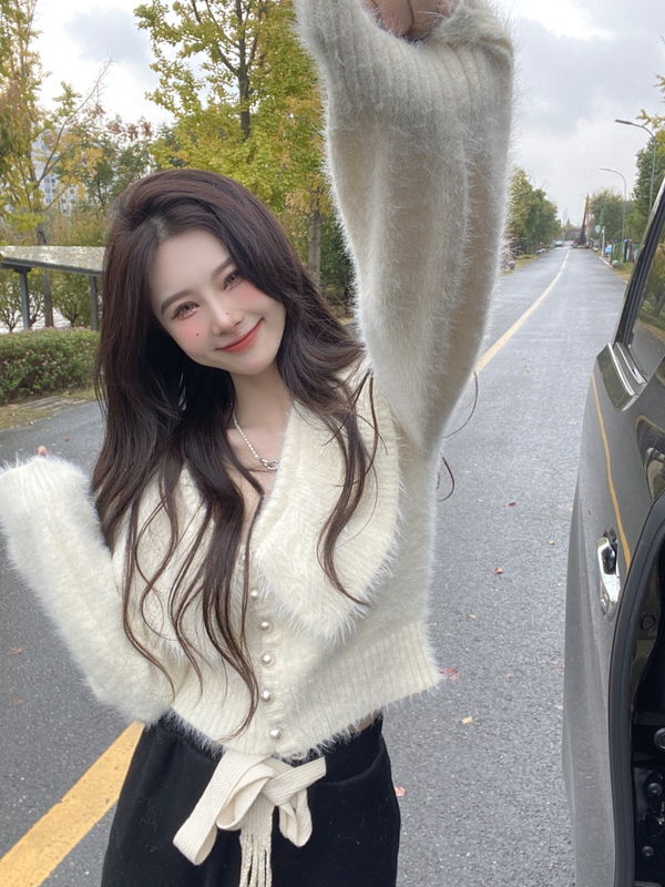 Actual shot of warm and soft waxy imitation mink fur V-neck ruffled pearl button short cardigan sweater