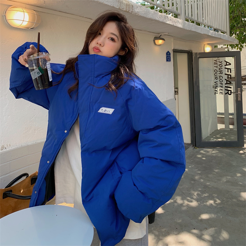 Actual shot of a large number of Klein blue warm thickened stand collar loose and versatile bread coat cotton-padded jacket