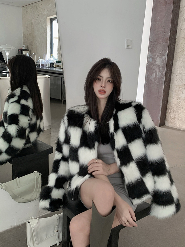 Actual shot of 2023 autumn and winter new black and white checkerboard mink velvet coat short plus cotton and thickened coat for women