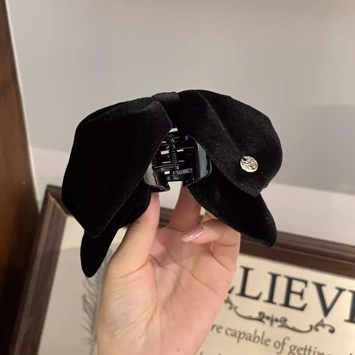 Korean version of ins velvet butterfly ponytail clip, temperament autumn and winter gold label bow grip clip, temperament shark clip on the back of the head