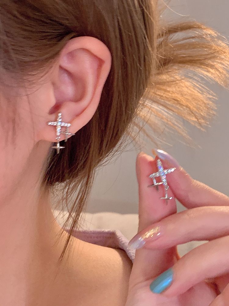 Exquisite and simple four-pointed star earrings for women, high-end sparkling diamond earrings, non-pierced earrings, versatile new earrings