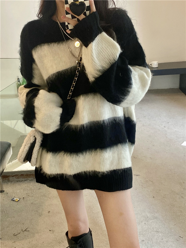 Real shot of hot girl autumn and winter loose brushed knitted sweater long-sleeved striped lazy style color block sweater trendy