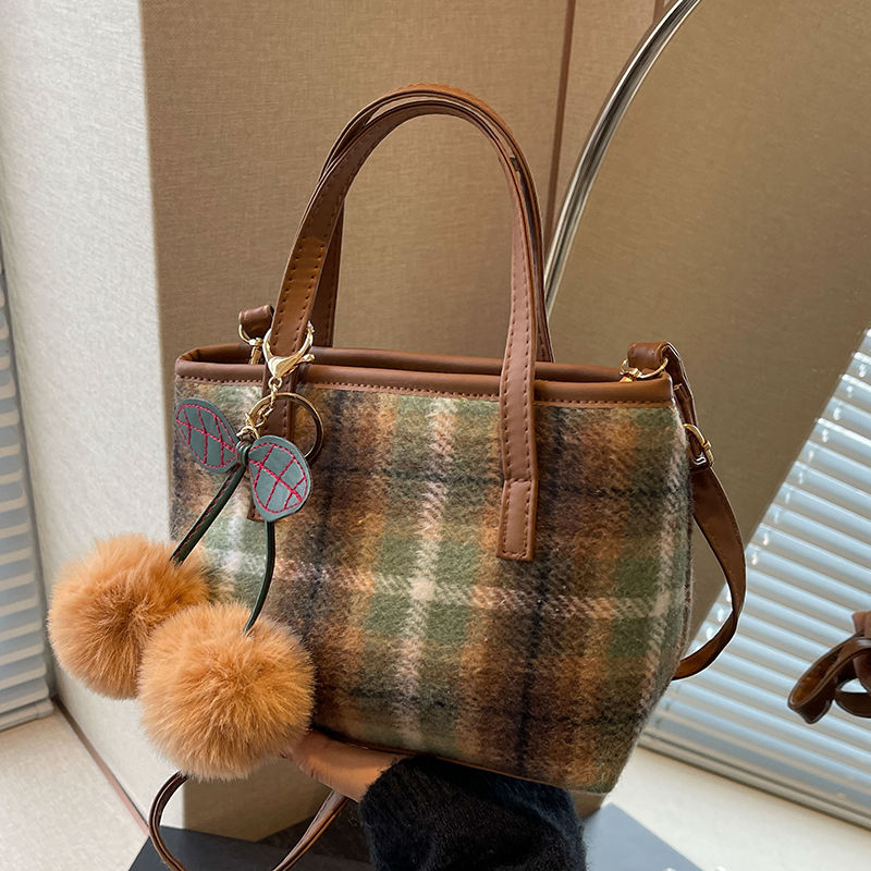 High-end texture hand-carried small shoulder bag for women 2023 autumn and winter new crossbody bag for women ins niche shoulder handbag