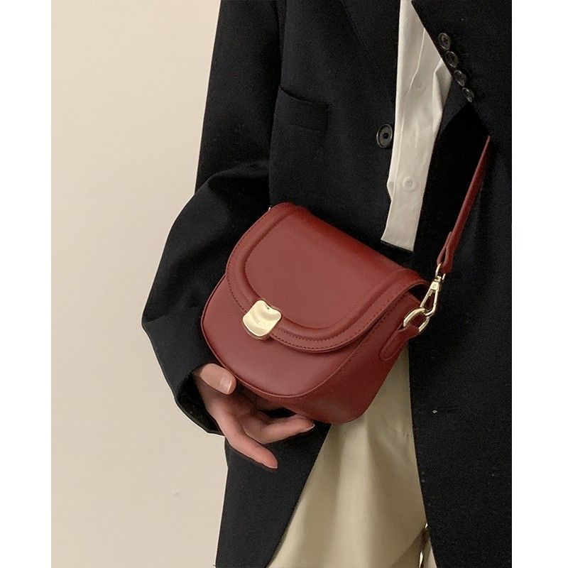 Versatile ins crossbody bag for women 2023 new trendy retro saddle bag niche texture single shoulder red bag