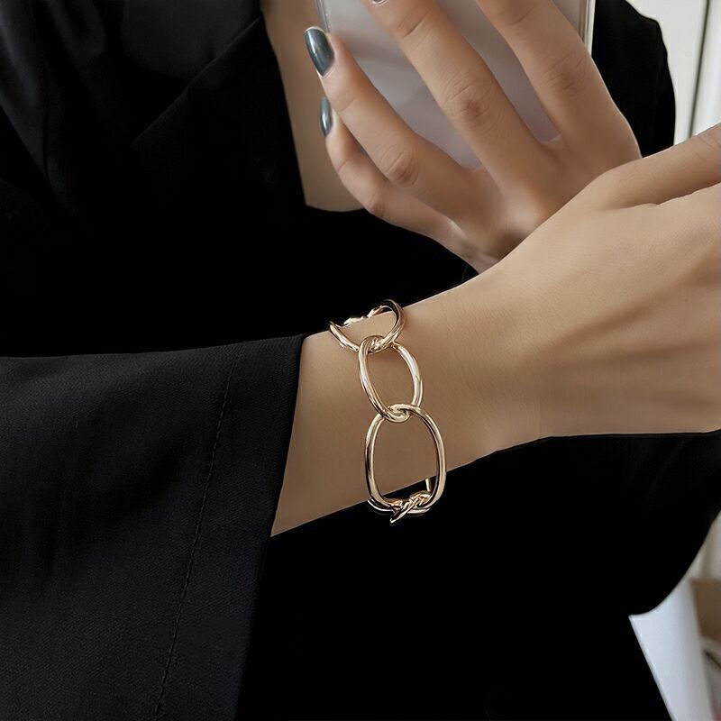 Light luxury gold hollow bracelet for women summer ins niche design cold style simple European and American temperament bracelet for women