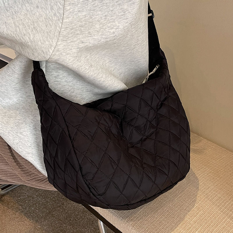 This year’s popular bags 2023 hot style super hot rhombus embroidered crossbody bag for women ins niche design dumpling bag