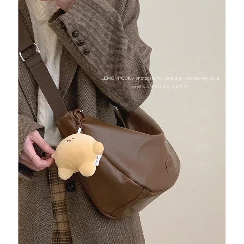 Versatile ins large capacity bag for women 2023 new trendy casual tote bag student class messenger bag saddle bag