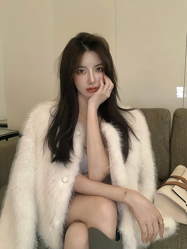 Actual shot of 2023 new winter Korean style fur one-piece temperament white fur coat short coat