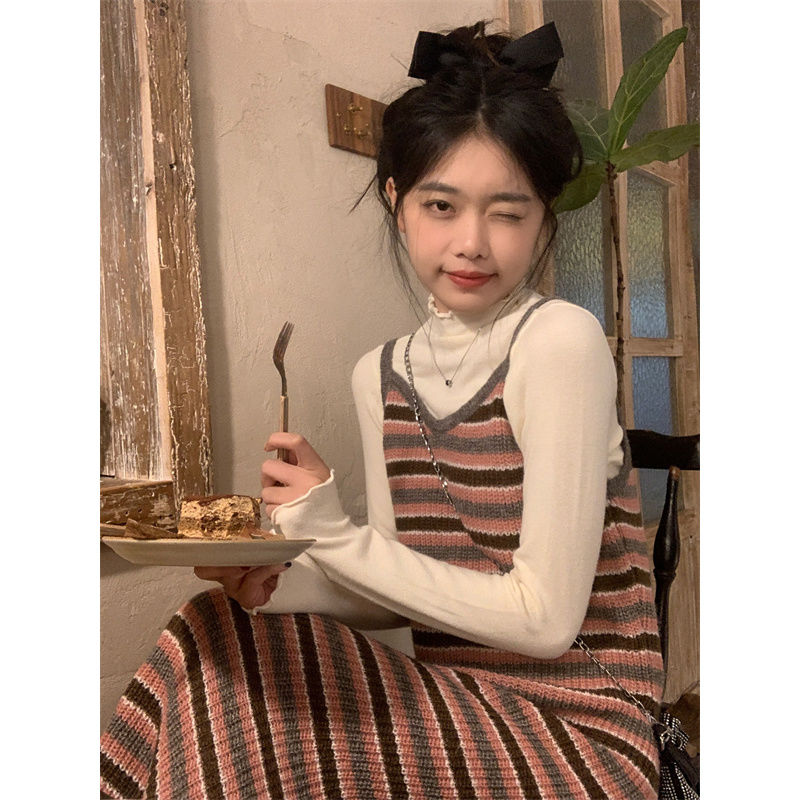 Two-piece set 2023 new autumn pink striped knitted suspender skirt + high collar rolled edge western style inner suit trendy