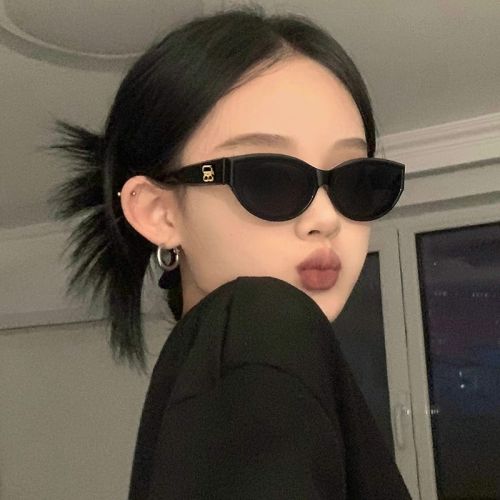 Personalized black narrow-frame sunglasses for women, technological accessories, sunglasses, high-end European and American fashion, Internet celebrity glasses for photo taking