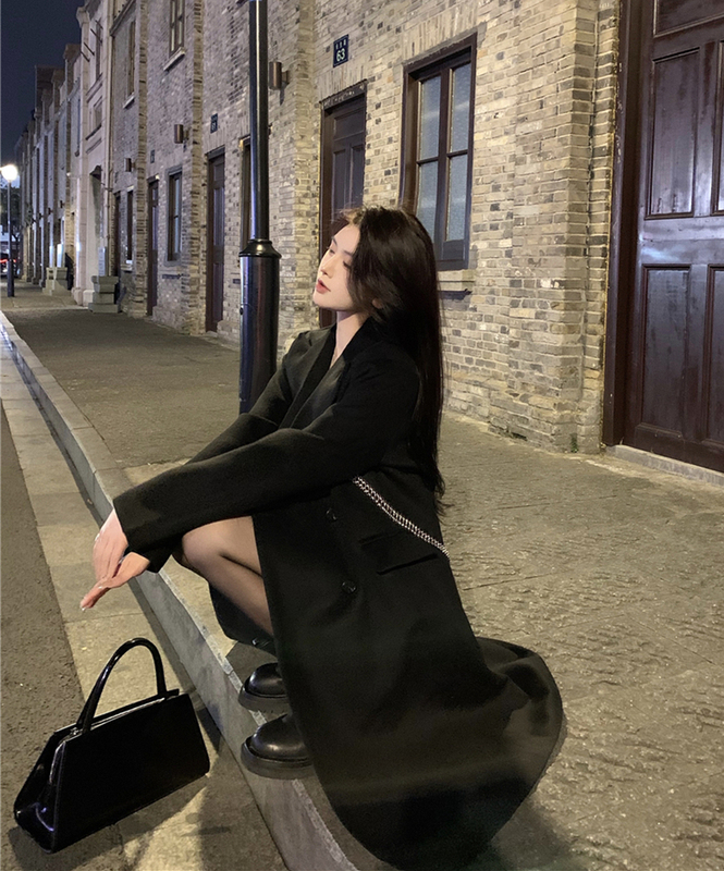 Real shot of autumn and winter woolen coat for women, cotton, dark style, mid-length chain woolen coat