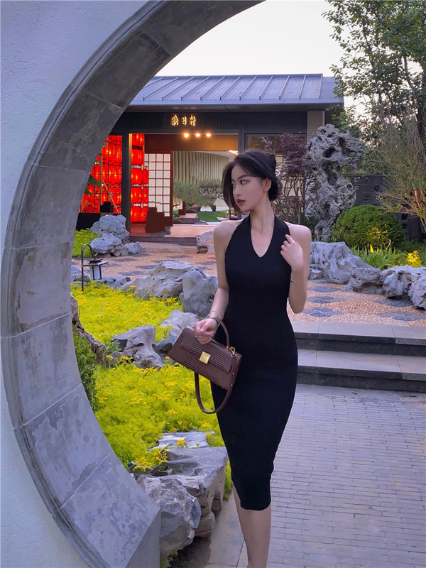 Real shot of French banquet halterneck deep V-neck large backless temperament dress skirt knitted slim hip wrap dress