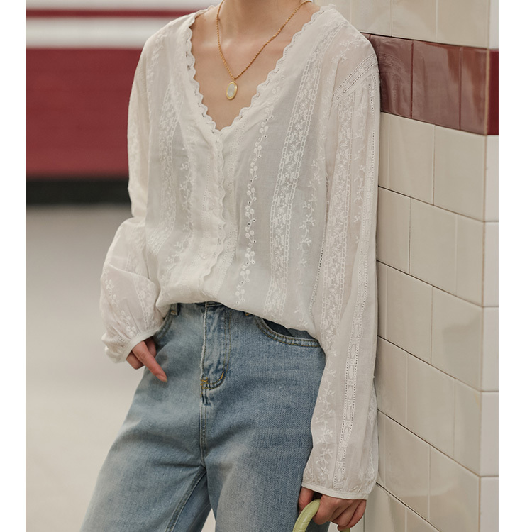 Actual shot of 2024 spring new niche new temperament loose V-neck versatile lace hook-and-loop shirt top