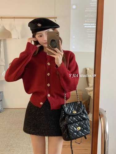 Korean style high-end diamond buttoned temperament versatile round neck sweater for women early spring 2024 new red knitted cardigan