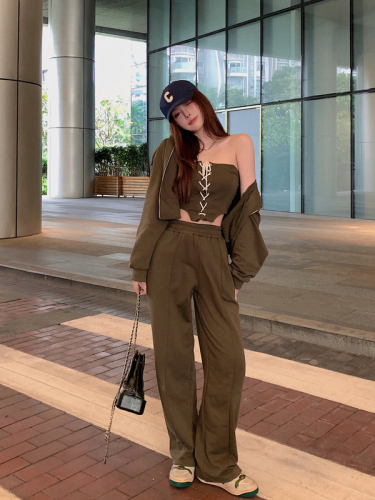 Actual shot of lazy and slim hooded sports sweatshirt, jacket, bandeau, wide-leg casual pants suit