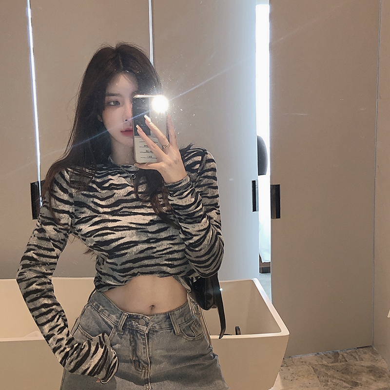 Actual shot ~ Versatile zebra print long-sleeved T-shirt, short, slim fit, finger-slimming bottoming shirt for women