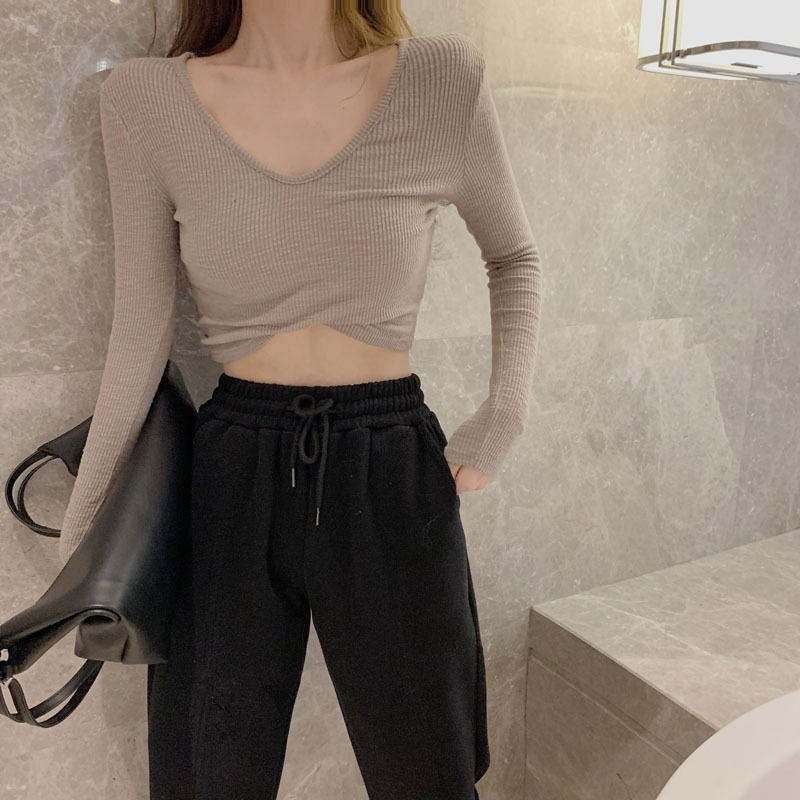 Actual shot of simple slimming long-sleeved T-shirt for women, versatile tight-fitting short bottoming T-shirt