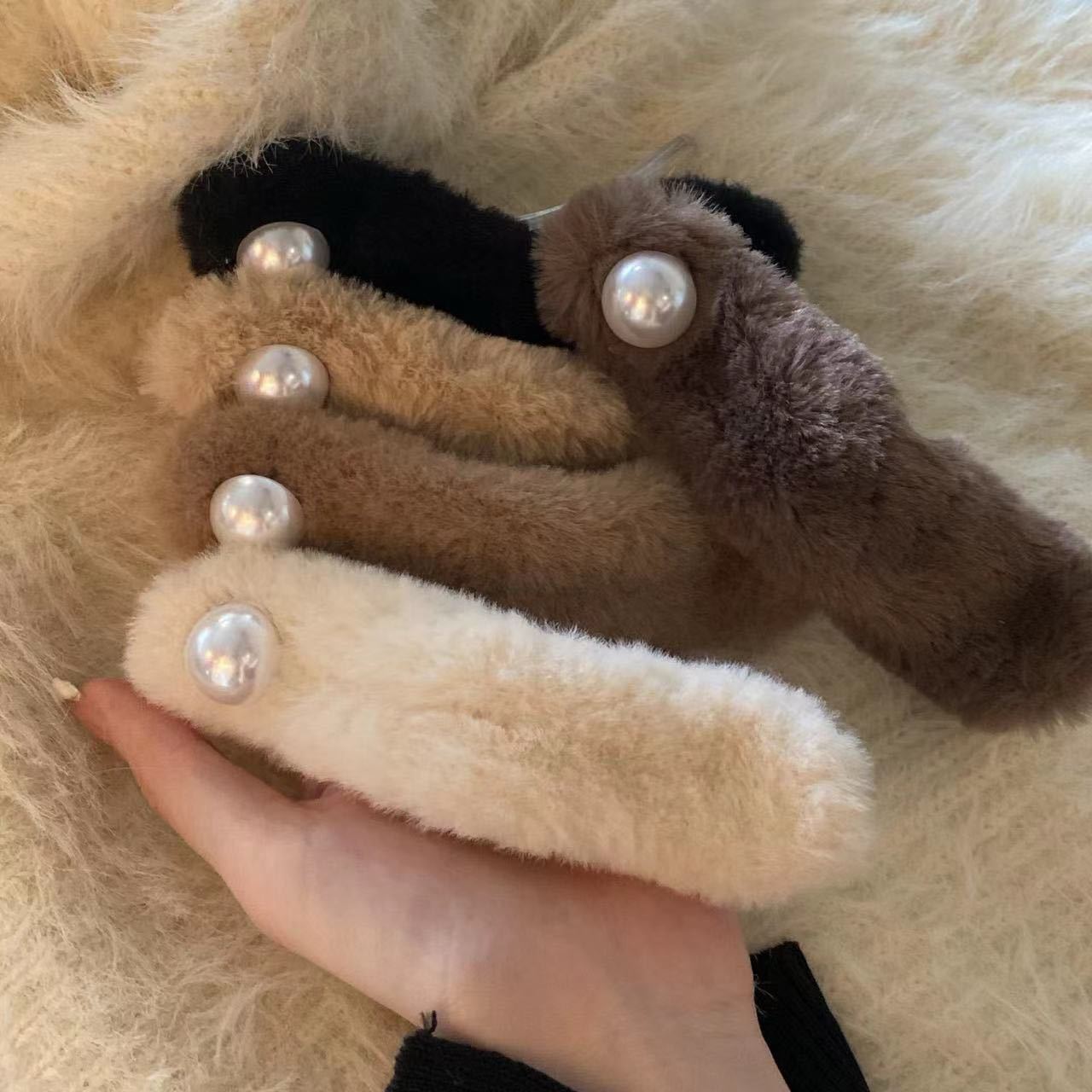 Korean version of the new autumn and winter pearl plush hair clip solid color duckbill lazy clip women's high-end hair catcher on the back of the head
