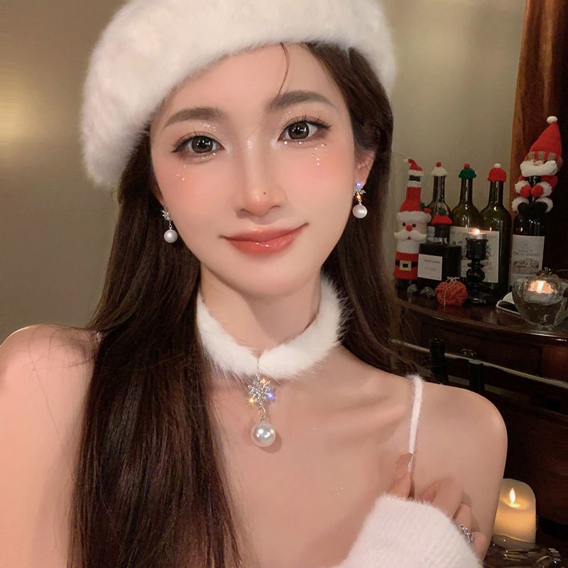 Autumn and winter new snowflake pearl necklace high-end plush design choker necklace temperament fur pure lust style collar