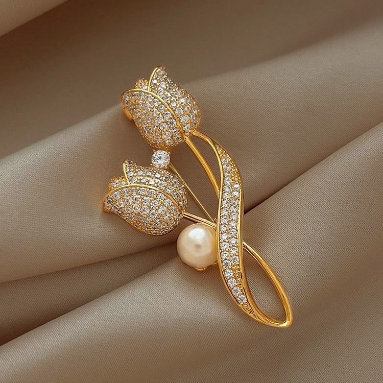 Simple pearl full diamond tulip high-end French ladies brooch 2023 new knitted elegant rose suit