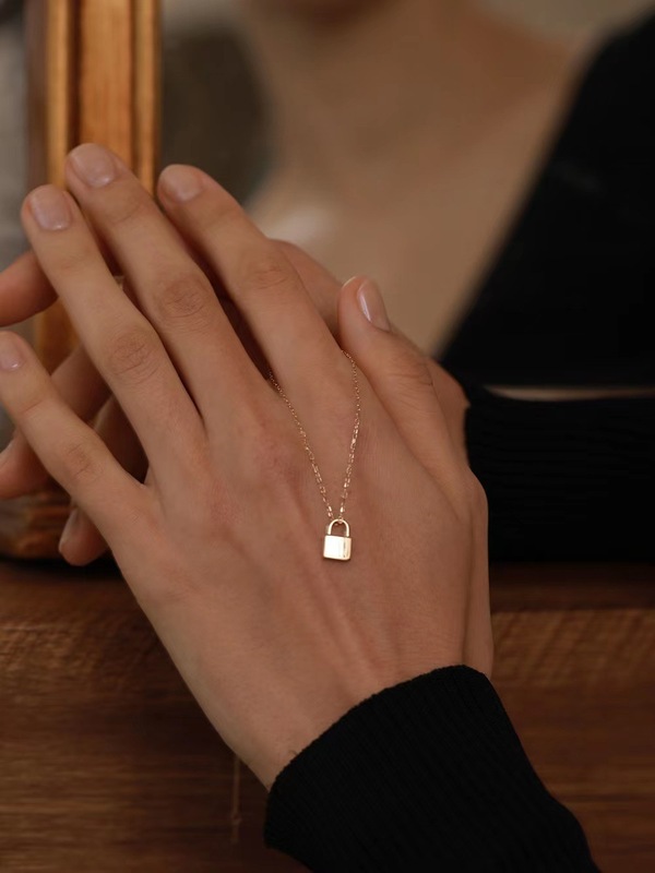 S925 sterling silver plated 14K gold glossy small gold lock necklace for women French light luxury versatile niche design clavicle chain