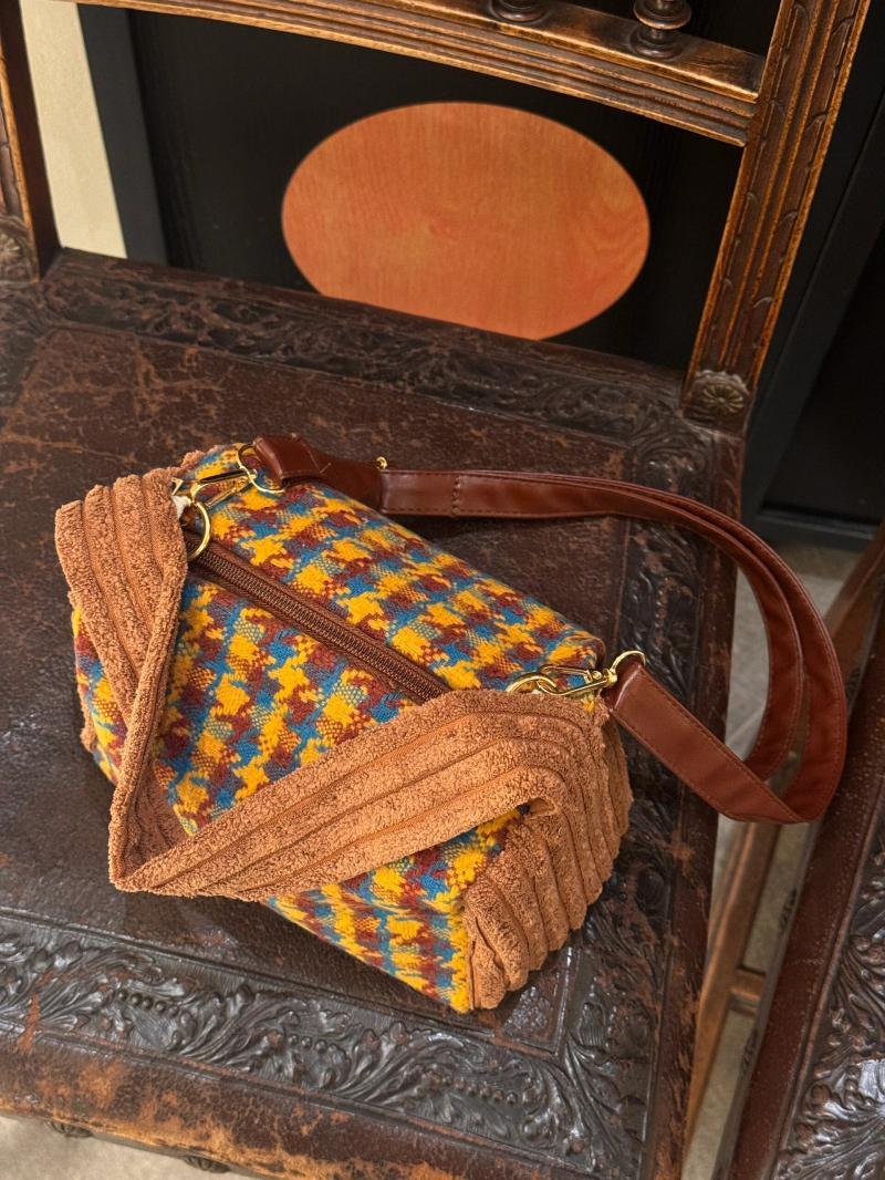 2024 Autumn and Winter New Versatile Retro Bag Cute Girl Student Puffer Bag Fashion Commuting Single Shoulder Crossbody Bag